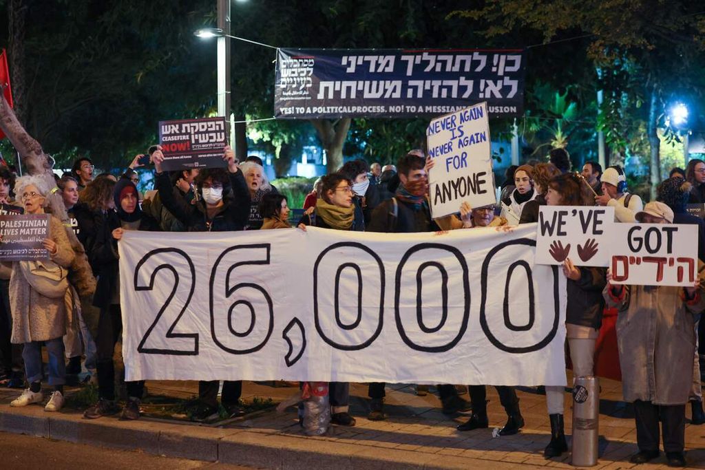 Aktivis sayap kiri membentangkan spanduk berisi jumlah rakyat Palestina yang menjadi korban akibat operasi militer Israel di Jalur Gaza saat berdemo di depan kantor Kementerian Pertahanan Israel, di Tel Aviv, Sabtu (27/1/2024).