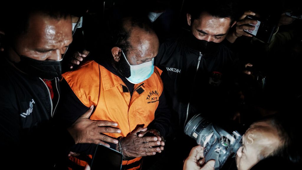 Bupati Mamberamo Tengah Ricky Ham Pagawak digiring menuju mobil tahanan seusai diperiksa selama enam jam di Gedung Komisi Pemberantasan Korupsi, Jakarta, Senin (20/2/2023). Ricky diduga menerima suap Rp 24,5 miliar dari tiga kontraktor terkait pengadaan barang dan jasa.
