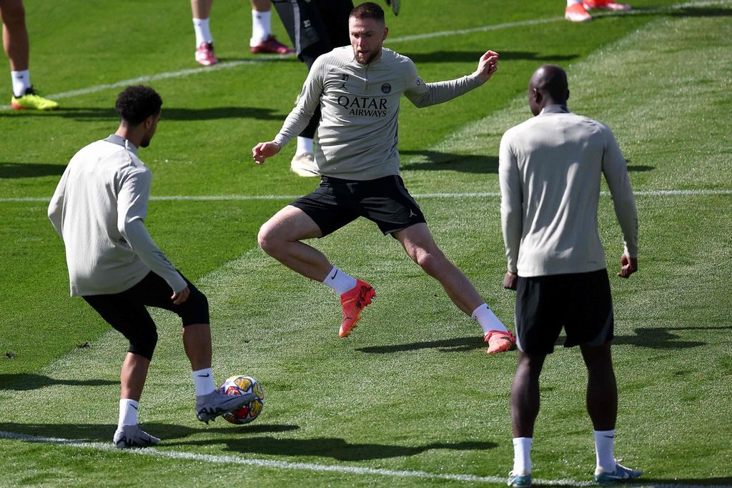 Paris Saint-Germain defender Milan Skriniar and other PSG players participated in a training session at PSG's training facility in Poissy, west of Paris, France, on Monday (May 6, 2024), in preparation for the second leg of the Champions League semi-finals between PSG and Borussia Dortmund.