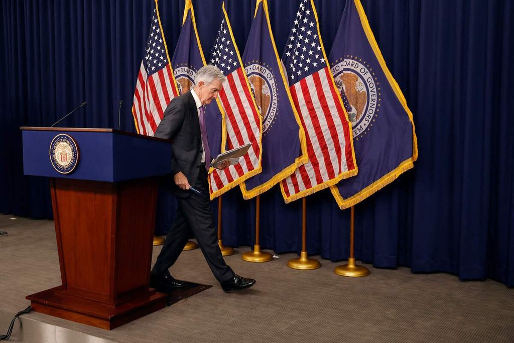 Gubernur Bank Sentral Amerika Serikat Jerome Powell meninggalkan konferensi pers di Washington DC, 20 Maret 2024. 
