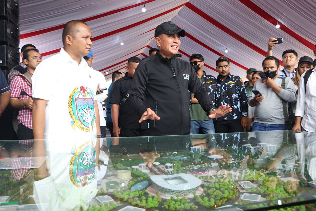Gubernur Sumatera Utara Edy Rahmayadi (tengah) melihat maket Sport Center Sumut saat peletakan batu pertama pembangunan Stadion Madya Atletik dan Arena Seni Bela Diri (Martial Arts Arena) di Jalan Bandara Kualanamu, Kabupaten Deli Serdang, Jumat (31/3/2023).