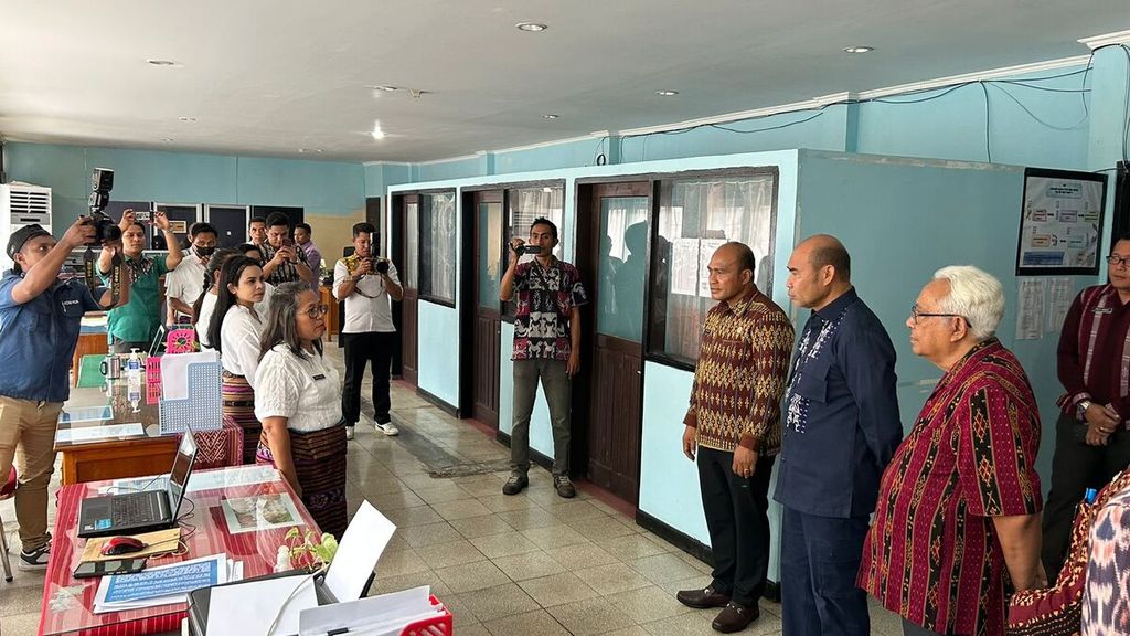 Gubernur Nusa Tenggara Timur Viktor Laiskodat (baju hitam) berbincang dengan salah satu staf di kantor Dinas Pendidikan dan Kebudayaan NTT, Kamis (23/2/2023).