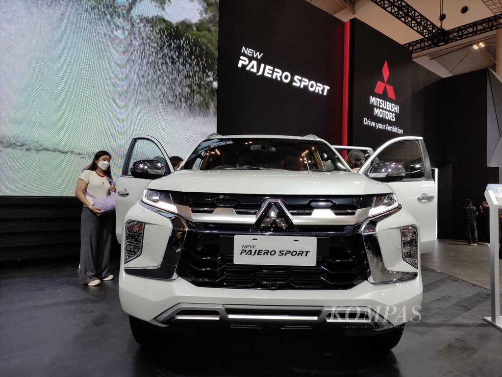 Pengunjung mengamati fitur mobil Mitsubishi dalam Gaikindo Indonesia International Auto Show di Tangerang, Banten, Sabtu (27/7/2024).