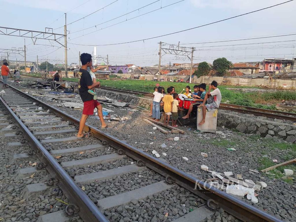 Anak-anak Kampung Bahari, Jakarta Utara, bermain di lintasan kereta, pada Rabu (30/3/2022) sore.