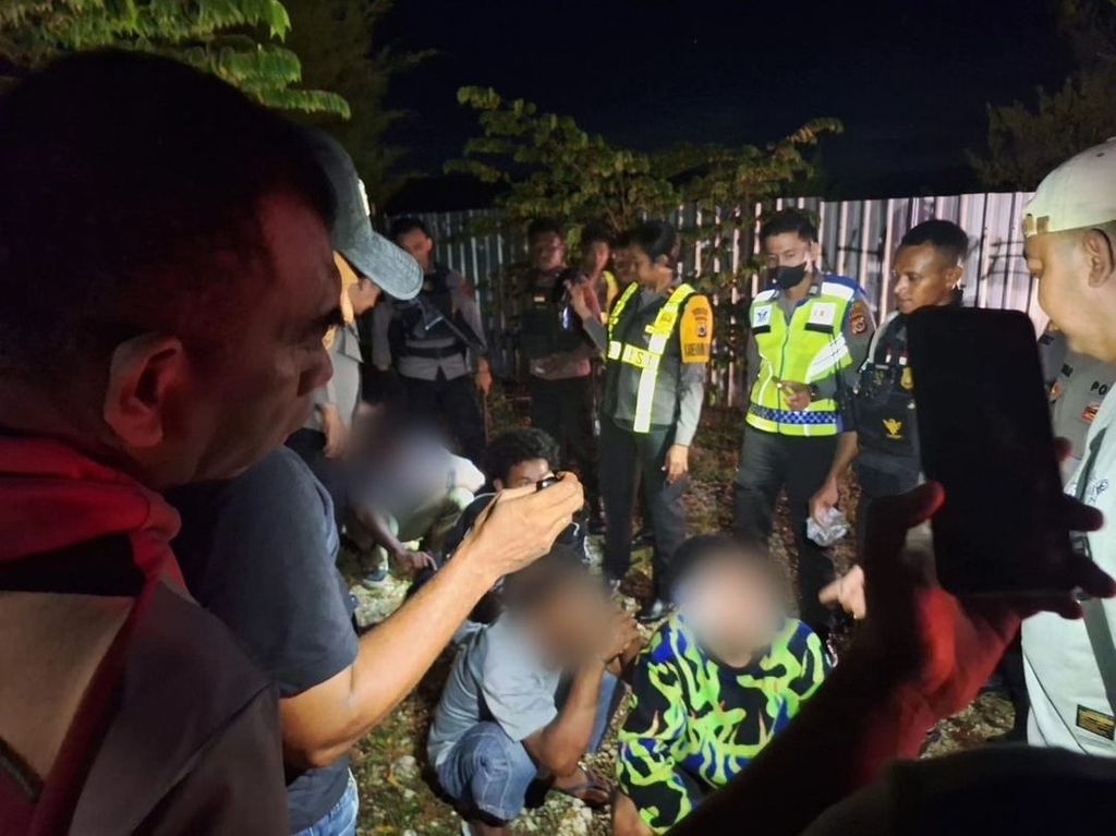 Penangkapan lima mahasiswa yang sedang pesta miras dan ganja di kawasan Pantai Holtekamp Jayapura, Papua, Sabtu (27/4/2024).