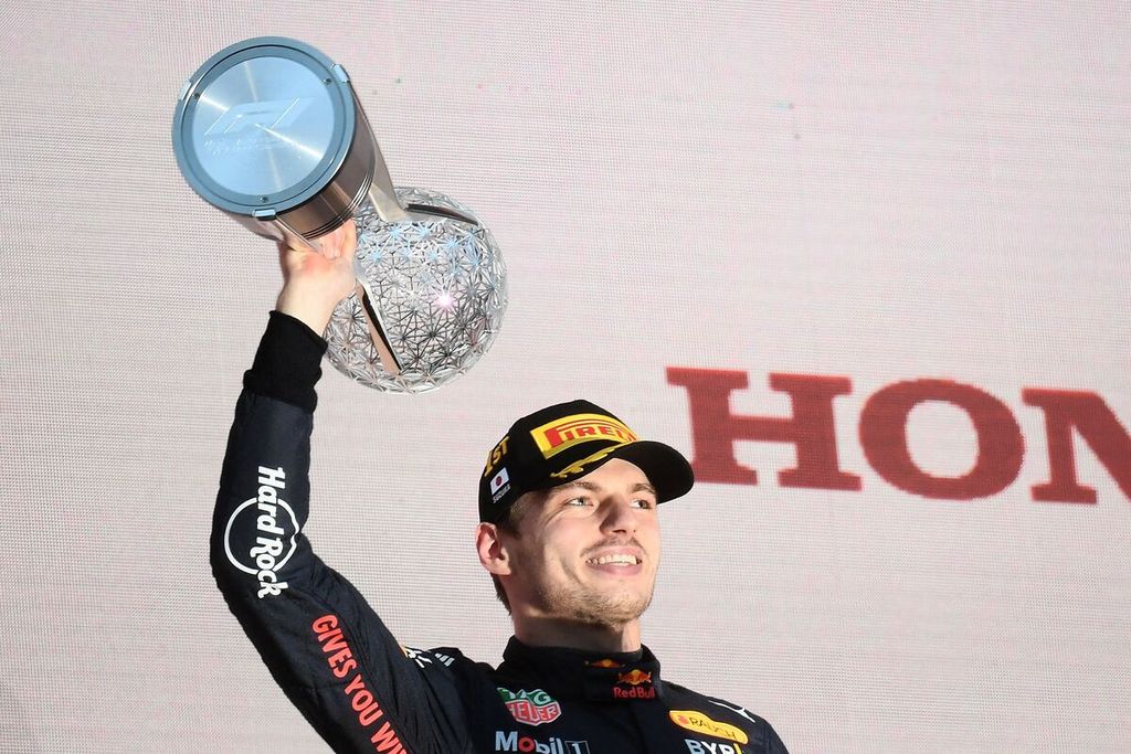 Pebalap Red Bull, Max Verstappen, merayakan keberhasilannya memenangi balapan Formula 1 seri Jepang di Sirkut Suzuka, Jepang, Minggu (9/10/2022). Pebalap asal Belanda itu sekaligus menyegel gelar juara dunia pebalap musim 2022.