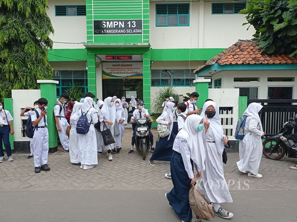 Suasana seusai hari pertama pembelajaran tatap muka secara terbatas di SMP Negeri 13 Tangerang Selatan, Senin (6/9/2021).
