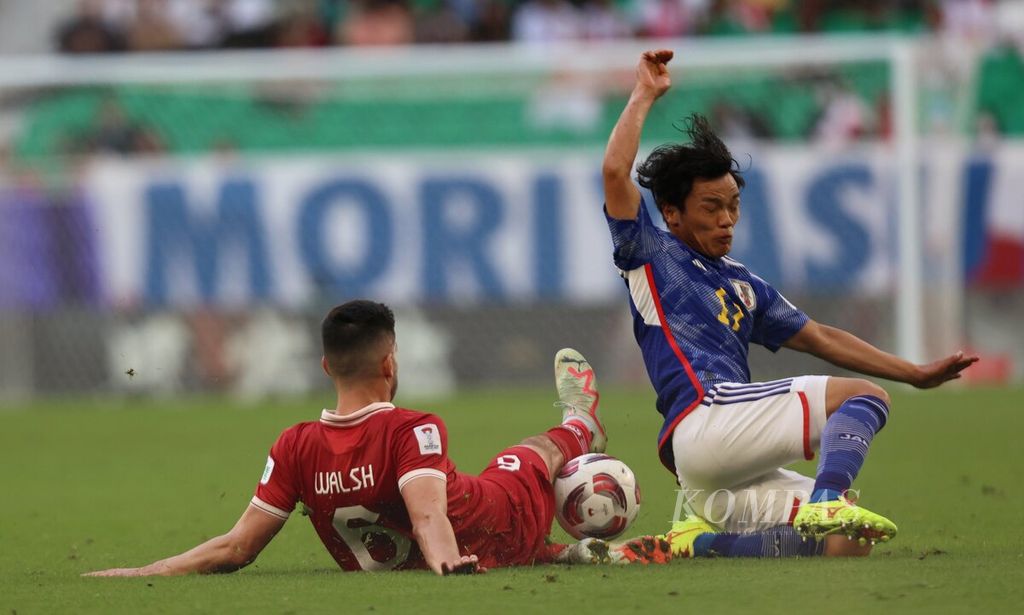Pemain Indonesia, Sandy Walsh (kiri), dan pemain Jepang, Reo Hatate, sama-sama terjatuh saat berebut bola pada pertandingan penyisihan terakhir Grup D Piala Asia 2023 di Stadion Al Thumama, Doha, Qatar, Rabu (24/1/2024). Indonesia takluk dari Jepang dengan skor 1-3. 