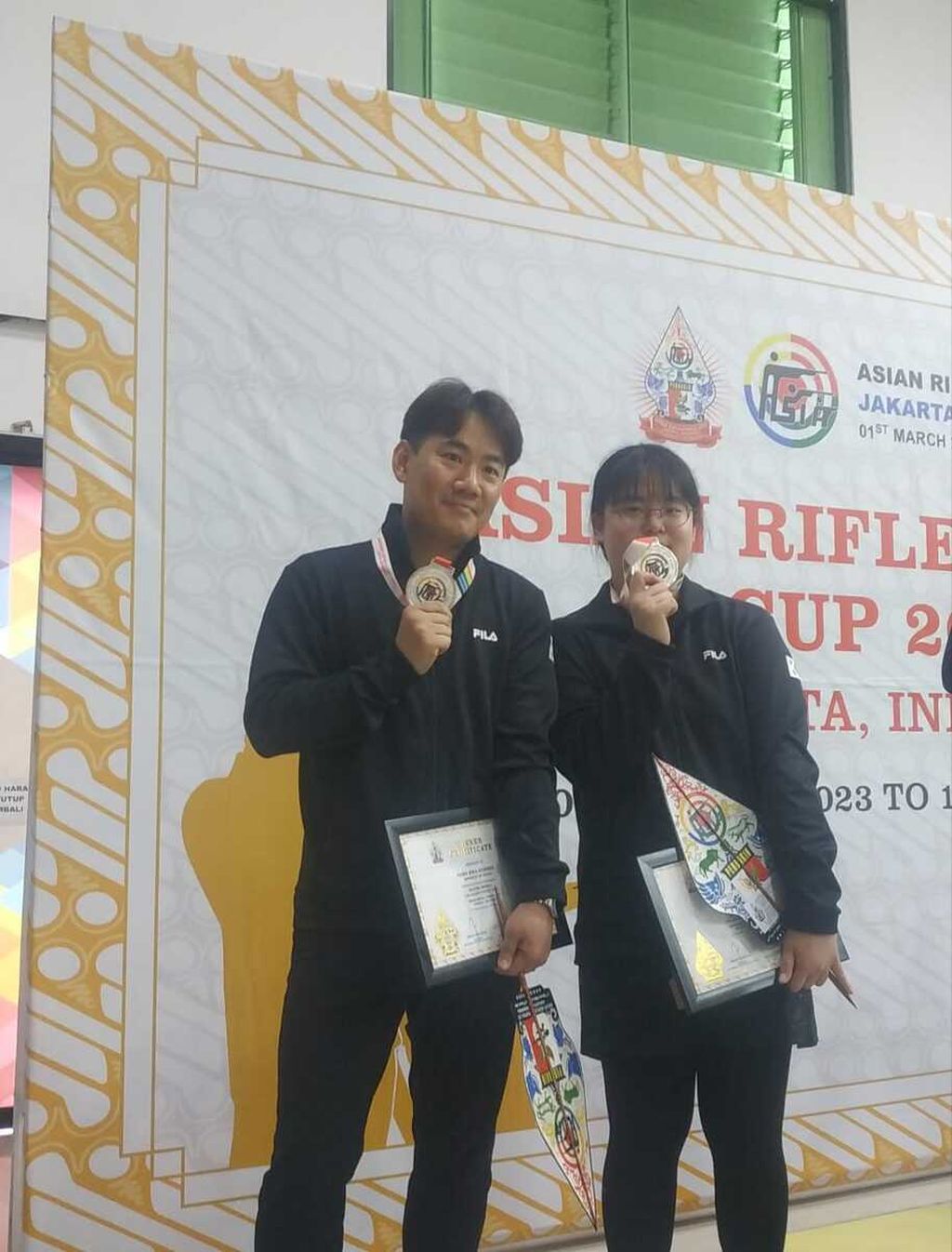 Tim Korea Selatan, Choo Byoung-gil Choo (kiri) dan Hwa Gyeong-yang (kanan), mendapatkan medali perak seusai melawan Indonesia dalam nomor tim campuran senapan angin 10 meter di Piala Asia Senapan Angin/Pistol 2023 di Lapangan Tembak Senayan, Jakarta Pusat.