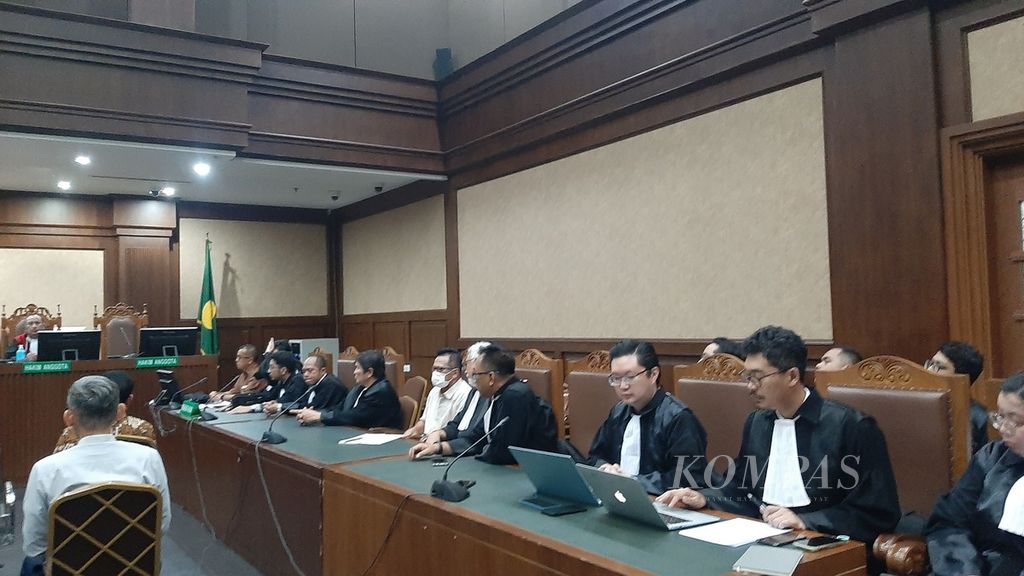 Terdakwa bekas Direktur Utama PT Garuda Indonesia (Persero) Tbk Emirsyah Satar dan bekas Direktur Utama PT Mugi Rekso Abadi Soetikno Soedarjo serta didampingi tim kuasa hukum di Pengadilan Tindak Pidana Korupsi Jakarta, Senin (20/11/2023) malam.