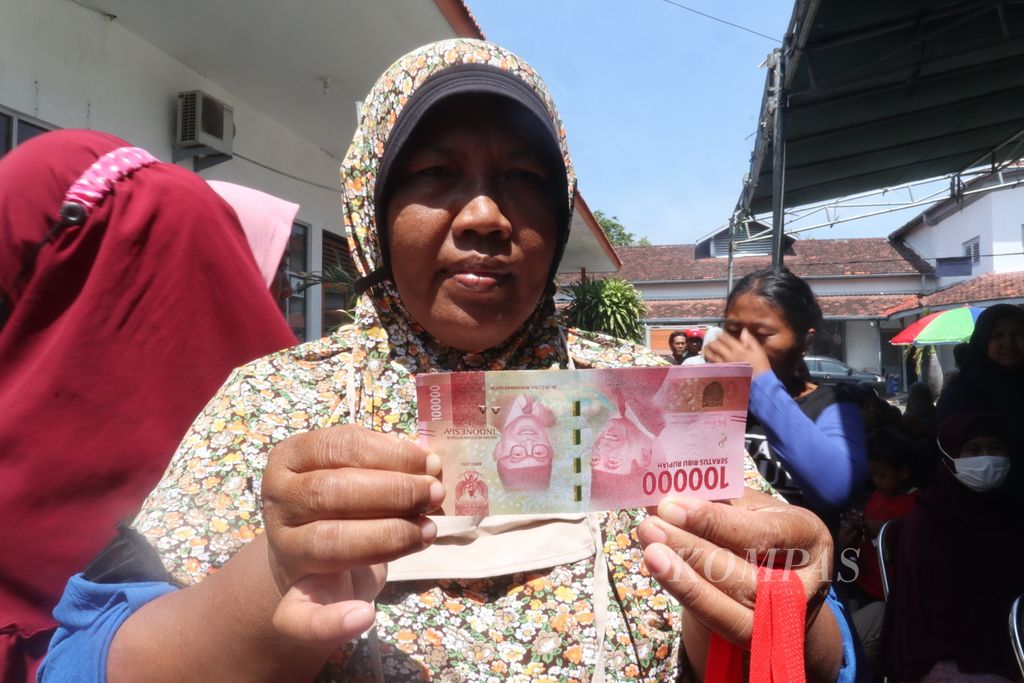 Warga menunjukkan uang Rp 500.000 yang merupakan bantuan langsung tunai bahan bakar minyak dan bantuan pangan non-tunai di Kantor Pos Kota Cirebon, Jawa Barat, Rabu (14/9/2022). Bantuan itu diharapkan dapat meringankan beban masyarakat di tengah kenaikan harga BBM dan sejumlah bahan pangan.