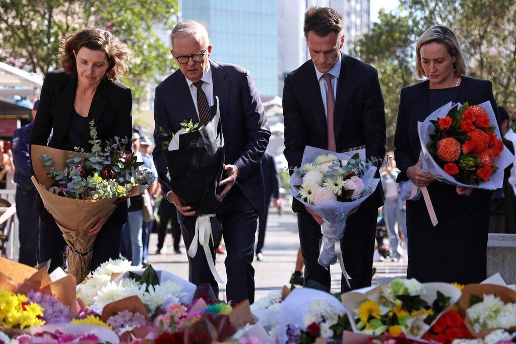 Perdana Menteri Australia Anthony Albanese (kedua dari kiri) dan Menteri Besar Negara Bagian New South Wales Chris Minns (kedua dari kanan) bersama anggota parlemen federal meletakkan karangan bunga di Pusat Perbelanjaan Westfield Bondi Junction di Sydney, Minggu (14/4/2024).
