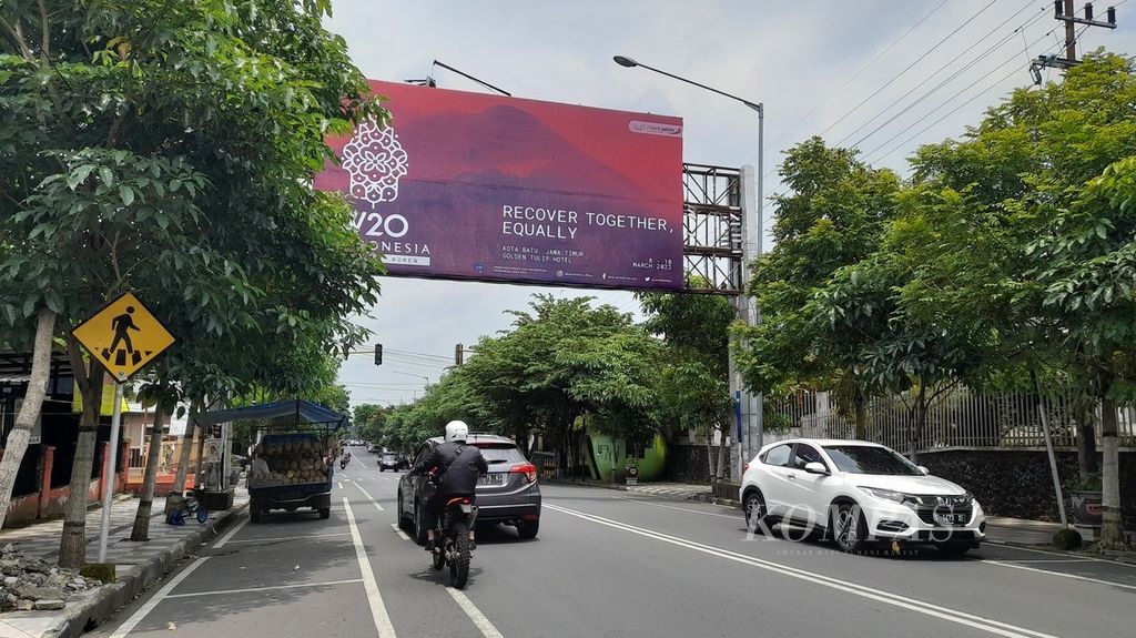 Sebuah baliho besar terpampang di salah satu ruas jalan di Kota Batu, Jawa Timur, sebagaimana terlihat, Senin (7/3/2022), jelang pelaksanaan Side Event Women 20 Indonesia 2022 (W-20) berlangsung 8-10 Maret 2022.
