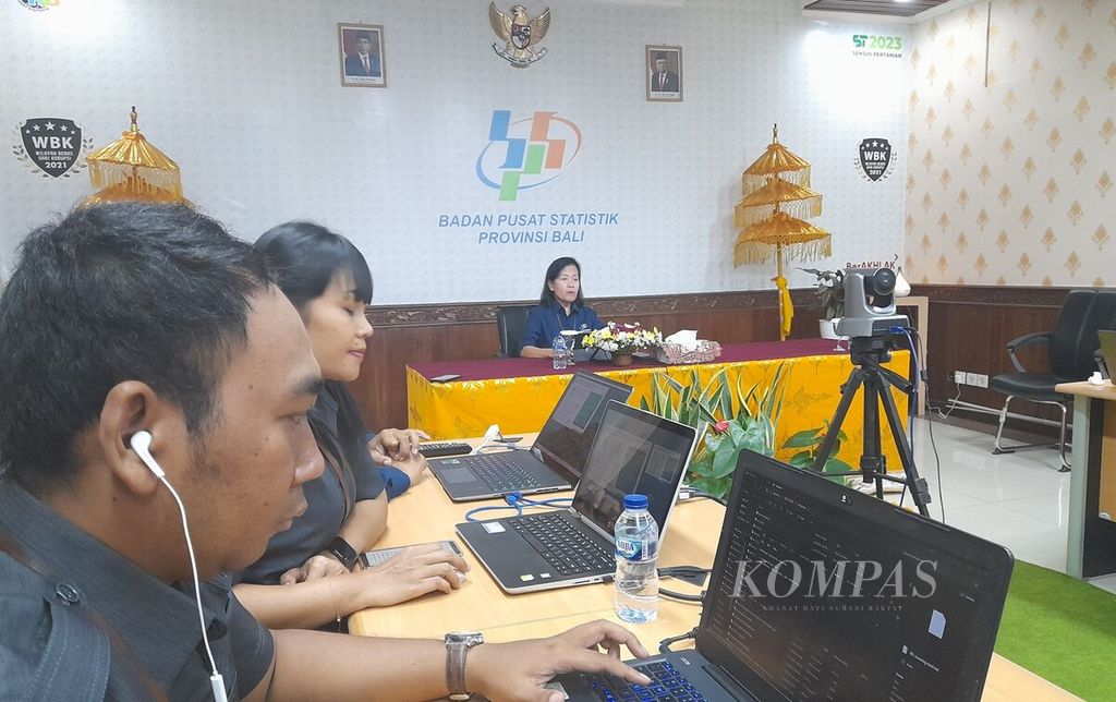 Badan Pusat Statistik Provinsi Bali mengumumkan kinerja perekonomian Bali triwulan IV-2023 dalam acara penyampaian Berita Resmi Statistik di kantor Badan Pusat Statistik Provinsi Bali, Kota Denpasar, Senin (5/2/2024). 