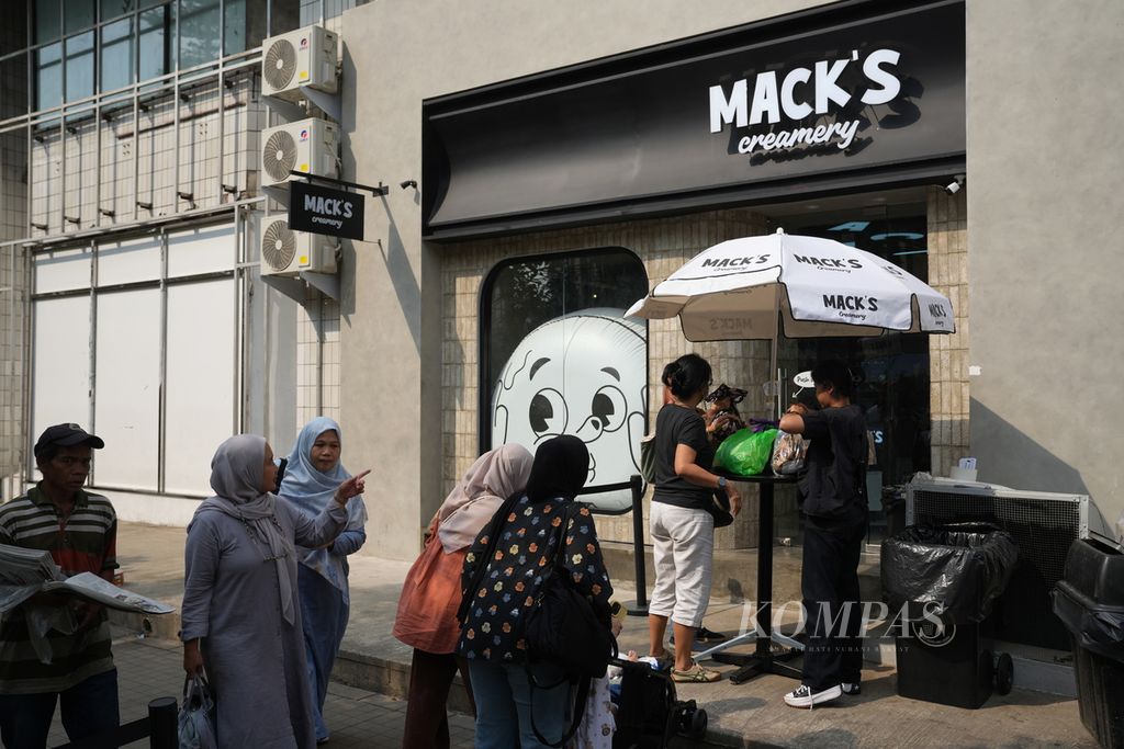 Suasana kedai Mack's Creamery di Blok M, Jakarta Selatan, Selasa (6/8/2024). Pencinta makanan kekinian kini dapat menemukan bermacam kuliner menarik di Blok M. Masuknya pengusaha makanan kekinian ditambah tabuhan pemengaruh dan warganet makin meramaikan Blok M di media sosial. Kawasan Blok M mulai ramai kembali dalam dua tahun terakhir karena menjadi salah satu tempat berkumpul dan transit atau hub utama di Jakarta Selatan. 