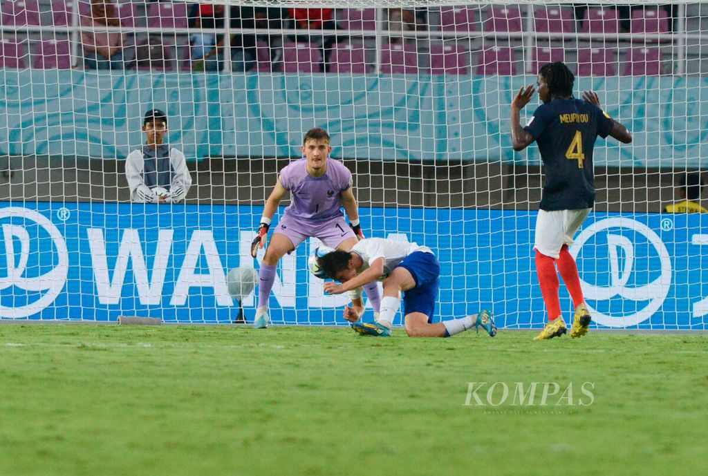 Aksi penyelamatan kiper Perancis, Paul Argney, saat mematahkan kesempatan emas pemain Uzbekistan, Yakhyo Urinboev, pada laga Piala Dunia U-17 2023 di Stadion Manahan, Kota Surakarta, Sabtu (25/11/2023). Perancis menang atas Uzbekistan. 
