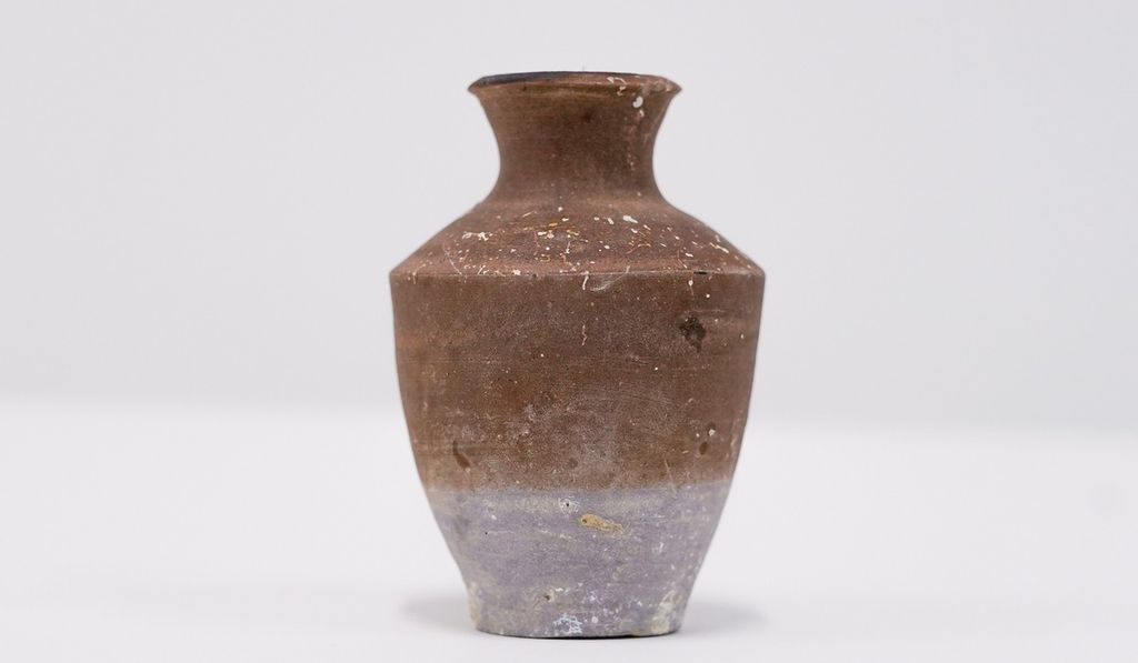 Vas kecil keramik dari kapal dagang China Tek Sing yang kandas dan tenggelam di lepas pantai Indonesia pada 1822. Benda budaya bersejarah yang masuk secara ilegal ke Australia ini dikembalikan Pemerintah Australia kepada Indonesia.