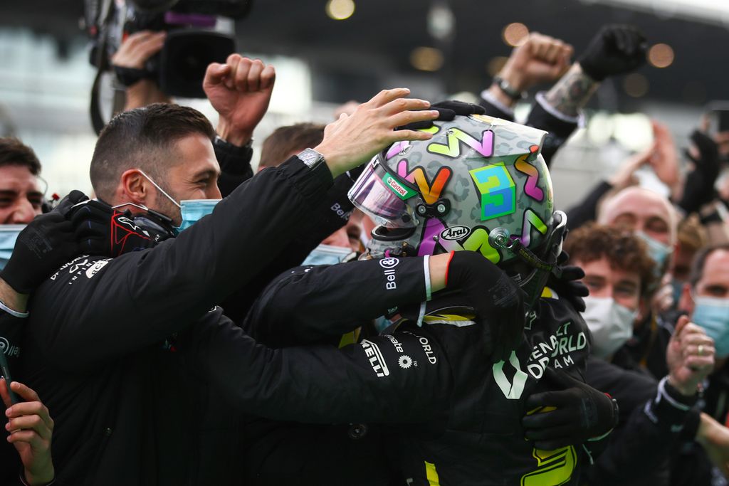Pebalap Renault, Daniel Ricciardo (kanan), disambut oleh rekan setimnya setelah finis ketiga dalam Grand Prix Formula Satu seri Eifel di Sirkuit Nurburgring di Nurburg, Jerman, Minggu (11/10/2020). 