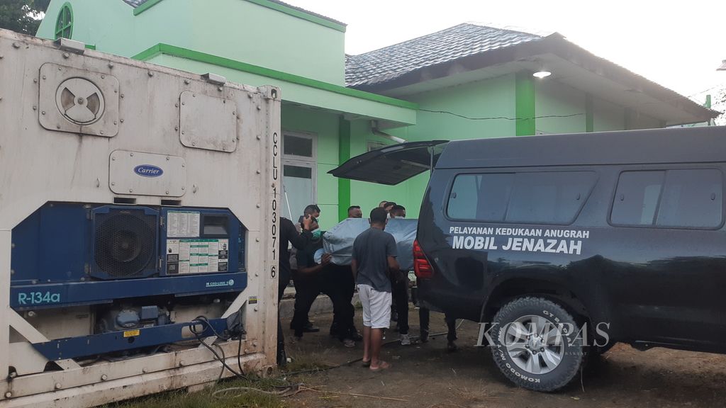 Jenazah Indah Sukmadani atau DJ Indah Cleo, korban pembakaran diskotek di Kota Sorong, Papua Barat, diberangkatkan ke kampung halamannya di Kabupaten Agam, Sumatera Barat, Minggu (30/1/2022).