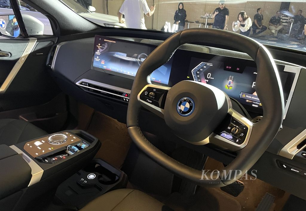 Bagian kokpit BMW iX xDrive50 terkesan futuristik dengan sematan fitur-fitur canggih.