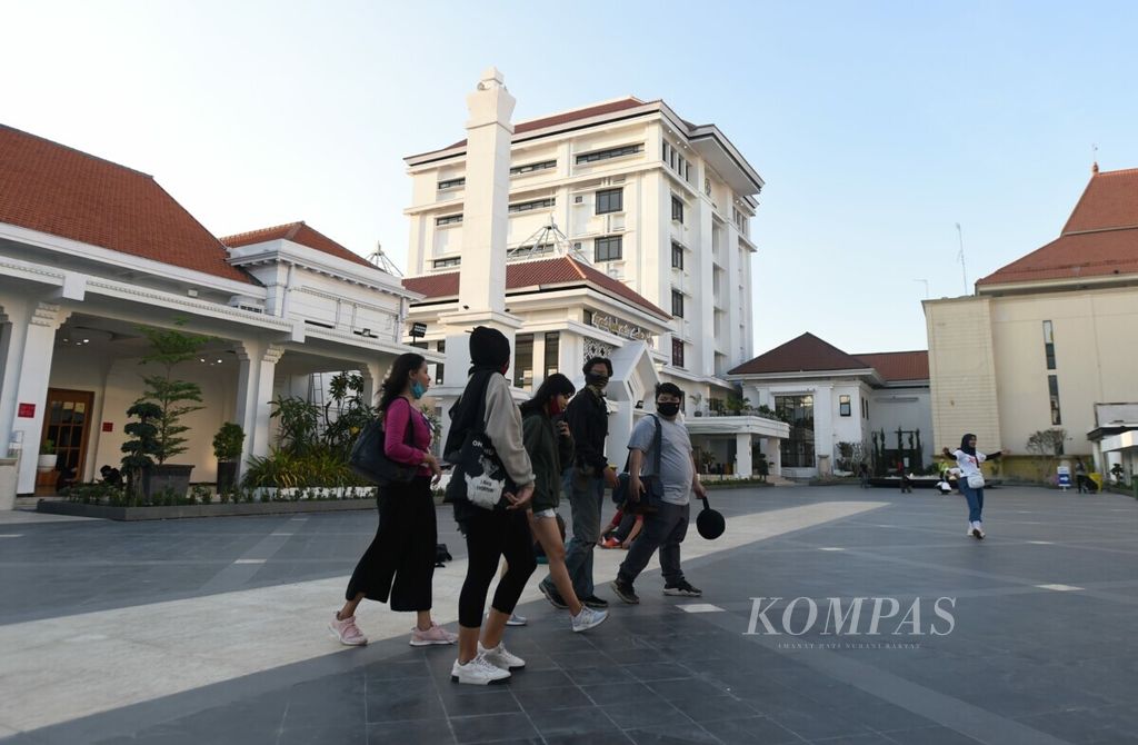 Warga menikmati suasana Alun-alun Surabaya di Kompleks Balai Pemuda, Surabaya, Kamis (10/9/2020). Surabaya kini mulai membuka ruang publik dengan menerapkan protokol kesehatan serta pembatasan jumlah pengunjung dan lama waktu di lokasi.