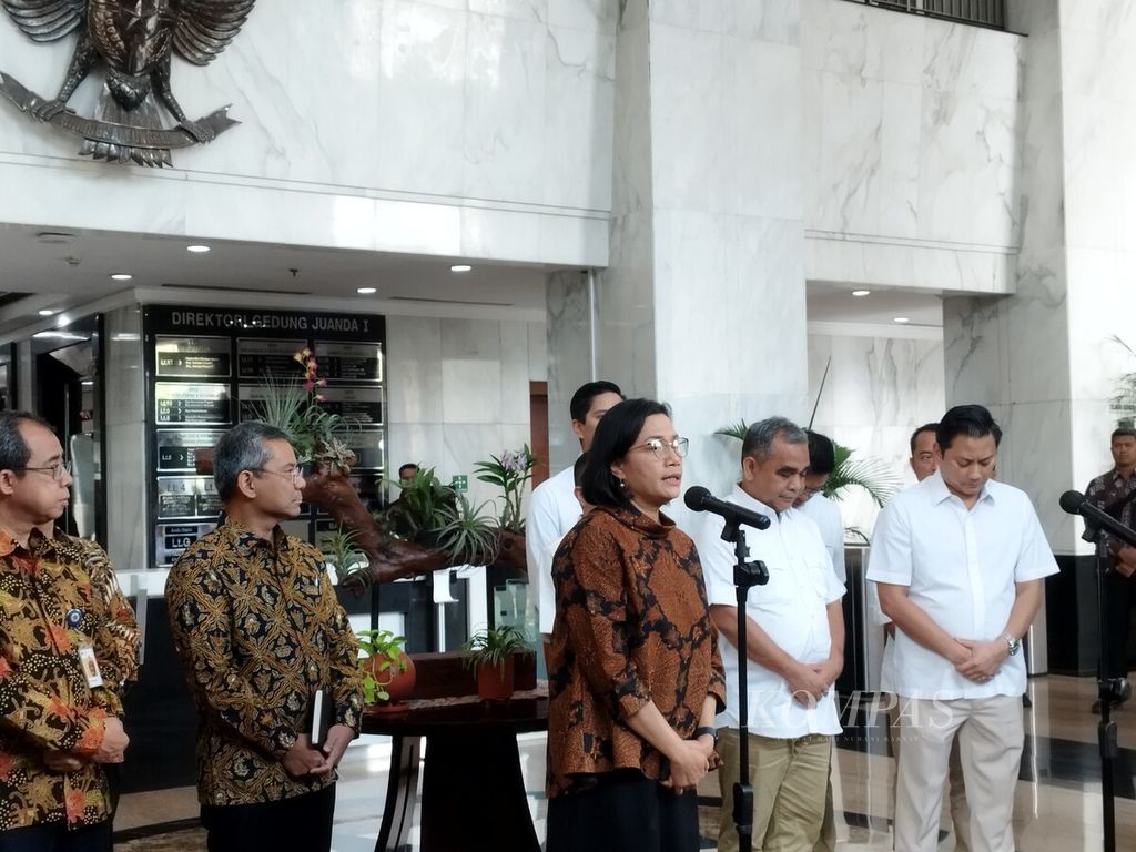 Menteri Keuangan Sri Mulyani Indrawati memberikan keterangan terkait pembahasan antara Kementerian Keuangan dan Tim Gugus Tugas Sinkronisasi Prabowo-Gibran, di Kantor Pusat Kementerian Keuangan, di Jakarta, Jumat (31/5/2024).