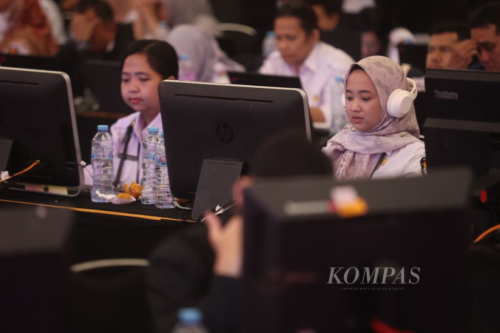 Ratusan operator Komisi Pemilihan Umum melakukan pemantauan secara daring saat pelantikan anggota KPPS secara serentak, di Jakarta, Kamis (25/1/2024). 