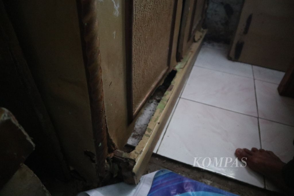 Nuramah (66) menunjukkan bagian bawah lemarinya yang rusak akibat banjir rob di rumahnya di Blok Balong, Desa Gebang Ilir, Kecamatan Gebang, Kabupaten Cirebon, Jawa Barat, Senin (20/6/2022). 