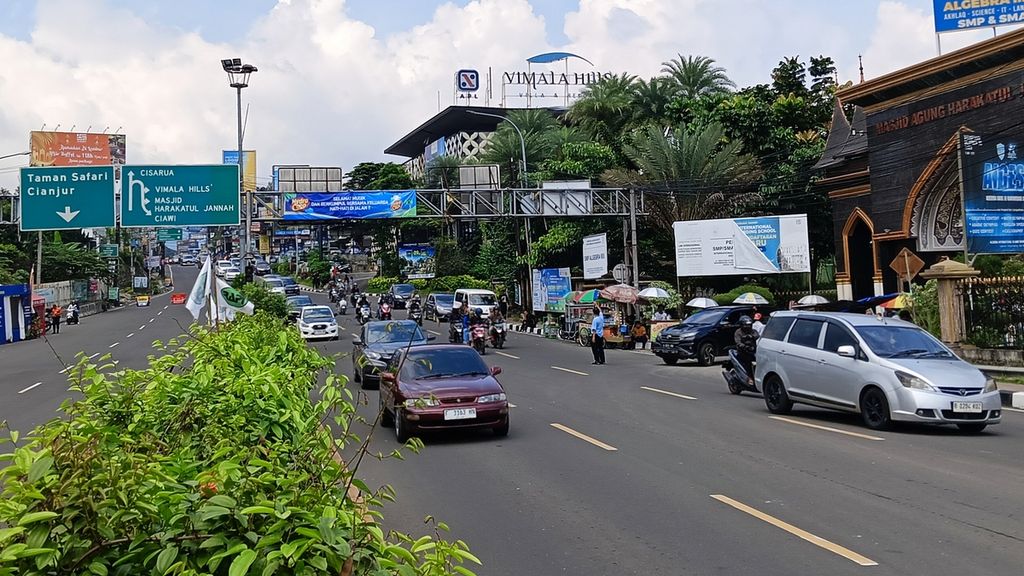 Polisi memberlakukan sistem satu arah dari arah Puncak menuju Gadog-Jakarta sejak pukul 10.45, Sabtu (13/4/2024).