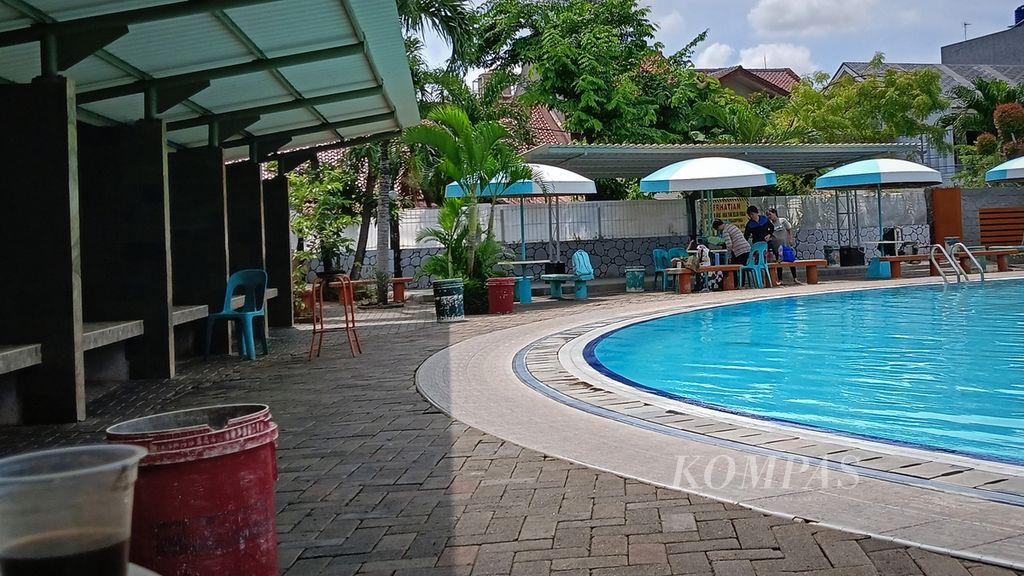 Area kolam renang tempat Yudha Arfandi (33) melatih Dante (6), Selasa (13/2/2024), di kolam renang Taman Tirta Mas (Palem Indah), Pondok Kelapa, Duren Sawit, Jakarta Timur. 