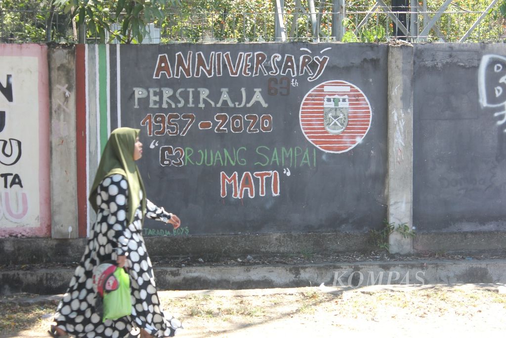 Seorang warga melintasi mural tentang Persiraja di jalan Stadion Mutala, Lampineung, Banda Aceh, Rabu (10/9/2022). Tim  Persiraja terancam gagal ikut Liga 2 karena mengalami krisis keuangan.