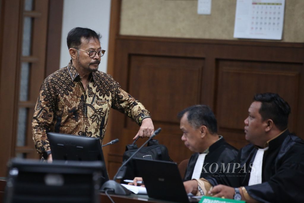 The defendant, Syahrul Yasin Limpo, arrived in the courtroom to attend the continuation of the trial regarding the alleged extortion and acceptance of gratuities at the Jakarta Corruption Court on Monday (6/5/2024).