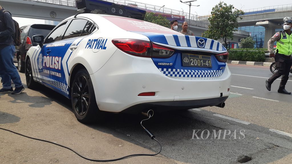 Sebuah mobil patroli dan pengawalan dilakukan uji emisi di kantor Submit Gakkum Ditlantas Polda Metro Jaya, Jakarta, Jumat (1/9/2023). Mobil petugas ini bisa ikut ditilang jika tidak lulus uji emisi.