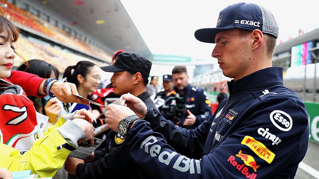 Pebalap Belanda  di tim Formula 1 Red Bull Racing, Max Verstappen, memberikan tanda tangan  kepada penggemarnya, Kamis (12/4/2018), di Sirkuit Internasional  Shanghai, China. Seri ke-3 balapan Formula 1 akan berlangsung pada Minggu (15/4/2018) di sirkuit itu.