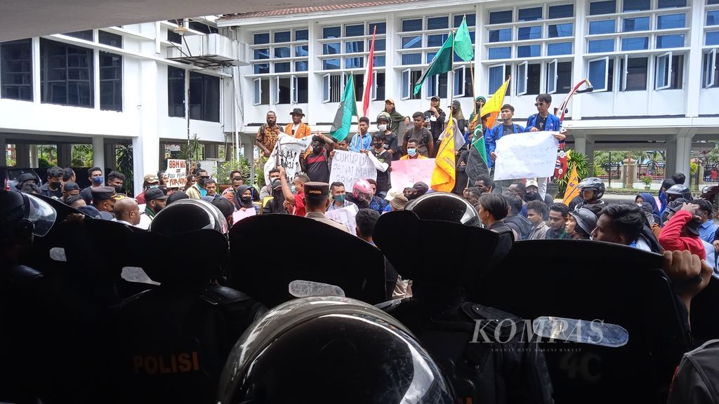 Badan Eksekutif Mahasiswa dan organisasi kepemudaan menggelar aksi unjuk rasa menuntut pembatalan kebijakan pemerintah pusat menaikkan harga BBM di kantor Dewan Perwakilan Rakyat Papua di Kota Jayapura Papua, Senin (5/9/2022).