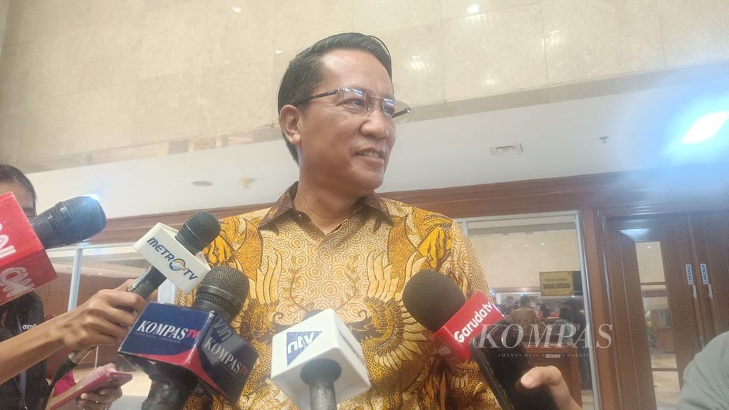 Ketua Badan Legislasi (Baleg) DPR dari Fraksi Gerindra Supratman Andi Agtas saat ditemui seusai rapat perdana Baleg DPR di Kompleks Parlemen, Selasa (14/5/2024).