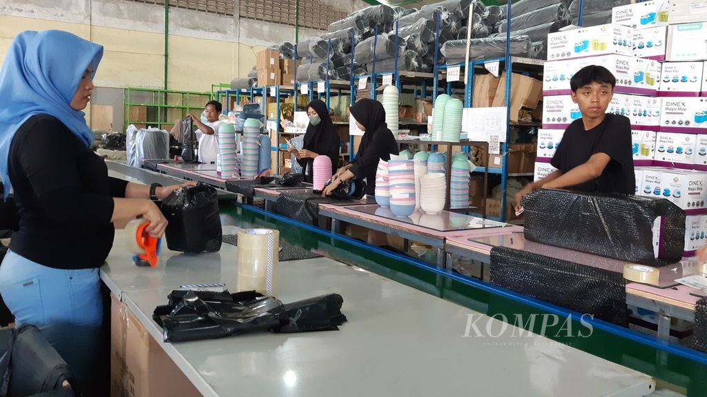 Para karyawan salah satu seller penjualan produk sibuk mengemas sejumlah produk yang dibeli konsumen secara daring, pada Selasa (10/10/2023), di Jalan Industri, Kecamatan Cikupa, Kabupaten Tangerang, Banten. Penjualan seller tersebut turun drastis sejak Tiktok Shop dilarang pemerintah.