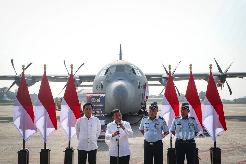 Wamenhan Muhammad Herindra (kedua dari kanan) menyampaikan keterangan didampingi Wakil KSAU Marsekal Madya Agustinus Gustaf Brugman (kedua dari kanan) dan Panglima Komando Operasi Udara I TNI AU Marsekal Muda Bambang Gunarto (kanan) seusai penyerahan pesawat C-130J-30 Super Hercules di Lanud Halim Perdanakusuma, Jakarta Timur, Selasa (15/8/2023).