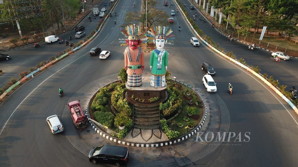Sepasang patung ondel-ondel raksasa berdiri tegak sebagai ikon penanda kota di jalan protokol di Jalan Benyamin Sueb, Kemayoran, Jakarta Pusat, Selasa (22/7/2019).