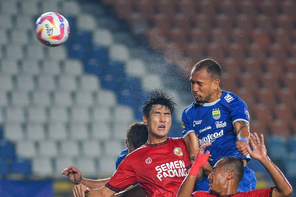 Pesepak bola Persib Bandung, Gustavo Franca (kanan), berebut bola dengan pesepak bola Semen Padang FC, Kim Min-kyu (ketiga kanan), pada pertandingan BRI Liga 1 di Stadion Si Jalak Harupat, Kabupaten Bandung, Jawa Barat, Jumat (1/11/2024). 