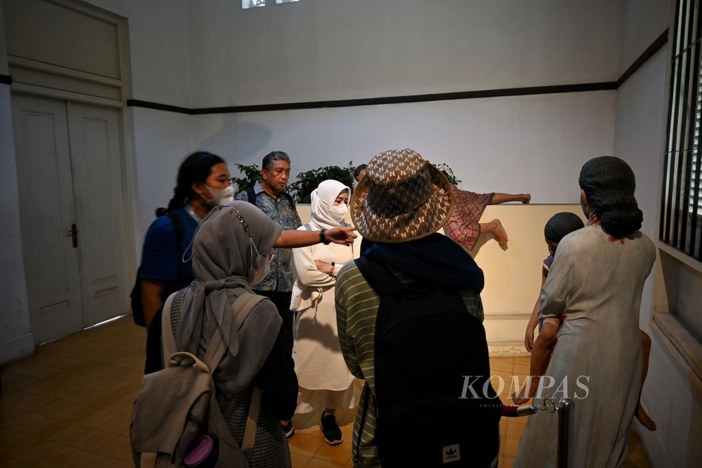 Sejumlah wisatawan yang difasilitasi Jakarta Good Guide saat berada di Museum Jenderal AH Nasution, pada Rabu (7/8/2022) pagi. Tren wisata di Ibu Kota kian digemari warga setelah pandemi.
