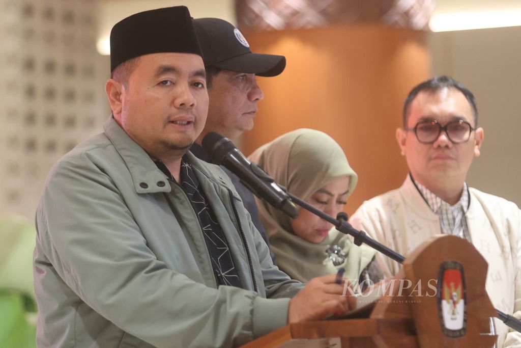 Ketua Komisi Pemilihan Umum (KPU) Mochammad Afifuddin (kiri) didampingi anggota KPU (kiri ke kanan), Yulianto Sudraja Betty Epsilon Idroos,dan Parsadaan Harahap saat konferensi pers terkait putusan Mahkamah Konstitusi (MK) tentang Pilkada 2024, di Jakarta, Senin (20/8/2024).  