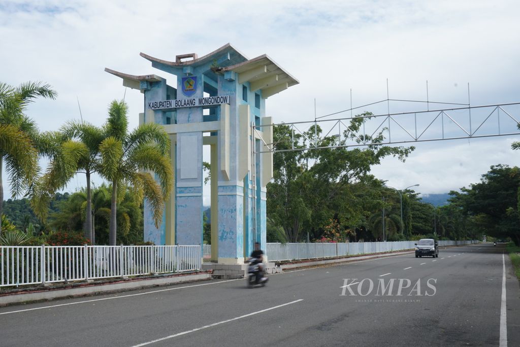 Suasana kawasan gedung-gedung pemerintahan Kabupaten Bolaang Mongondow di Kecamatan Lolak, Bolaang Mongondow, Sulawesi Utara, pada 30 November 2023.