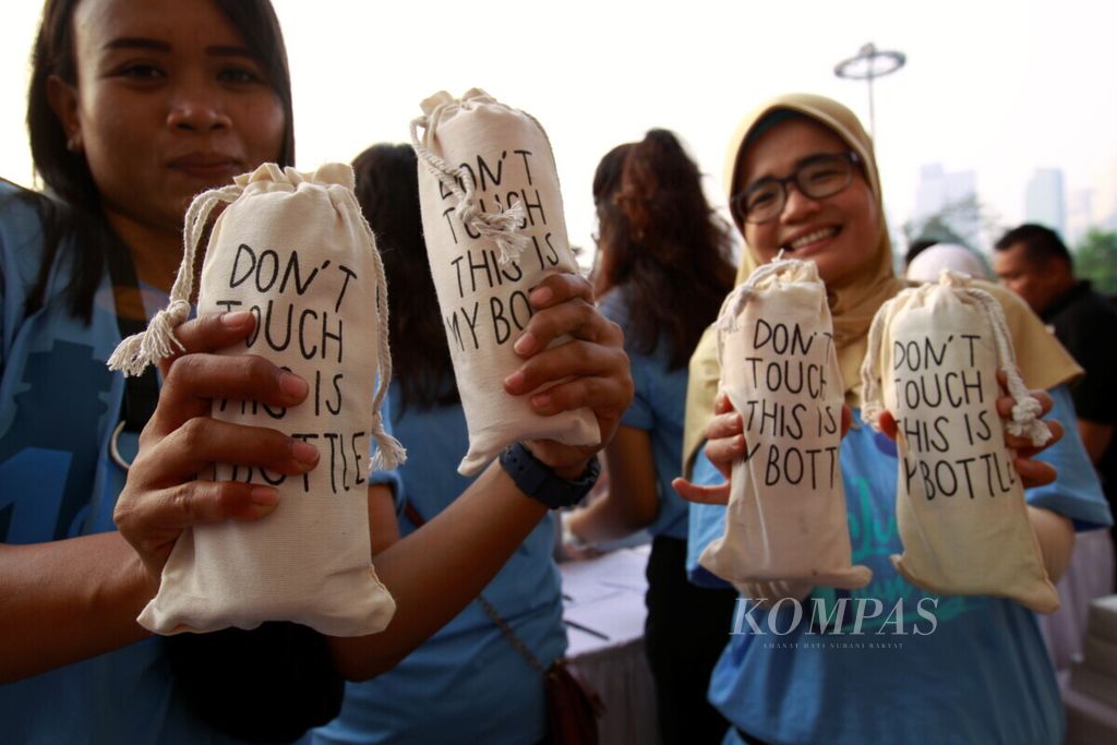 Panitia menunjukkan tumbler yang akan dibagikan secara gratis oleh Kementerian Kominfo, dalam acara Gerakan 1 Juta Tumbler di Gelora Bung Karno, Jakarta, Minggu (28/7/2019). 