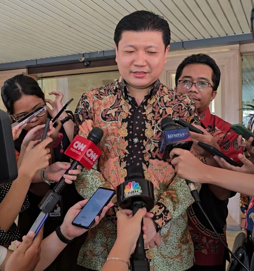 Komisaris Utama PT Sri Rejeki Isman Tbk atau Sritex, Iwan Setiawan Lukminto, tiba di Kementerian Perindustrian, Jakarta, Senin (28/10/2024), memenuhi panggilan Menteri Perindustrian Agus Gumiwang Kartasasmita.