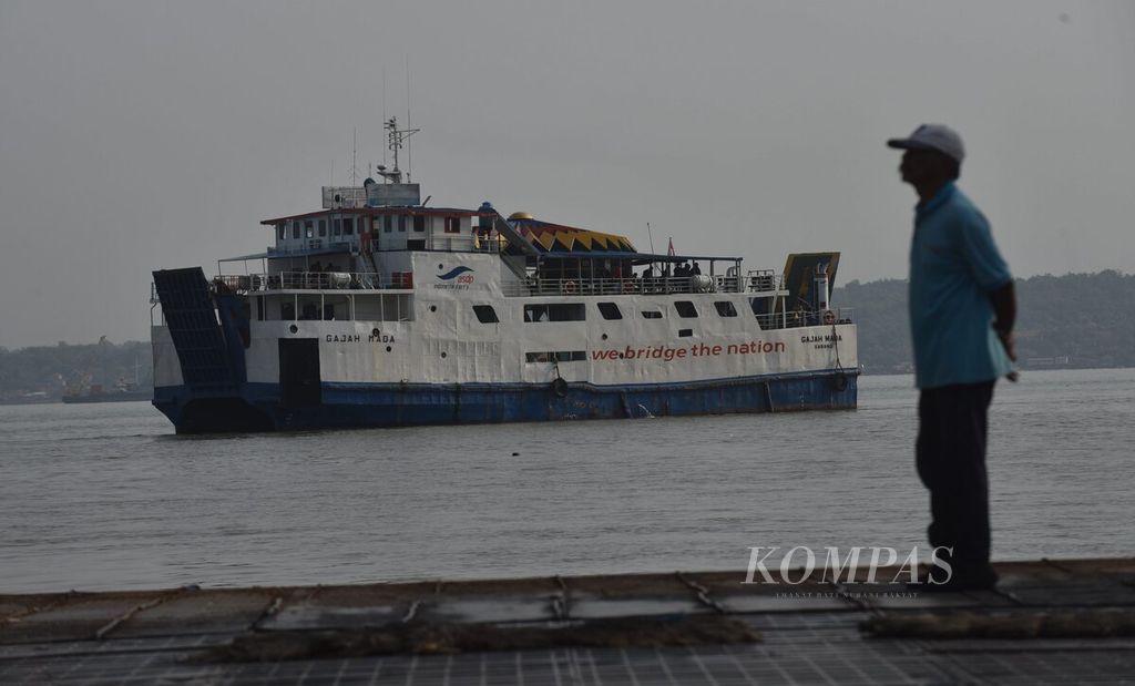 Petugas menunggu KMP Gajah Mada dari Pelabuhan Kamal sandar di Pelabuhan Ujung, Kota Surabaya, Jawa Timur, Senin (16/5/2022). Saat ini penyeberangandari Surabaya ke Madura dan sebaliknya hanya dilayani oleh dua kapal motor penumpang. Hal tersebut karena banyak warga yang kini beralih ke Jembatan Suramadu. 