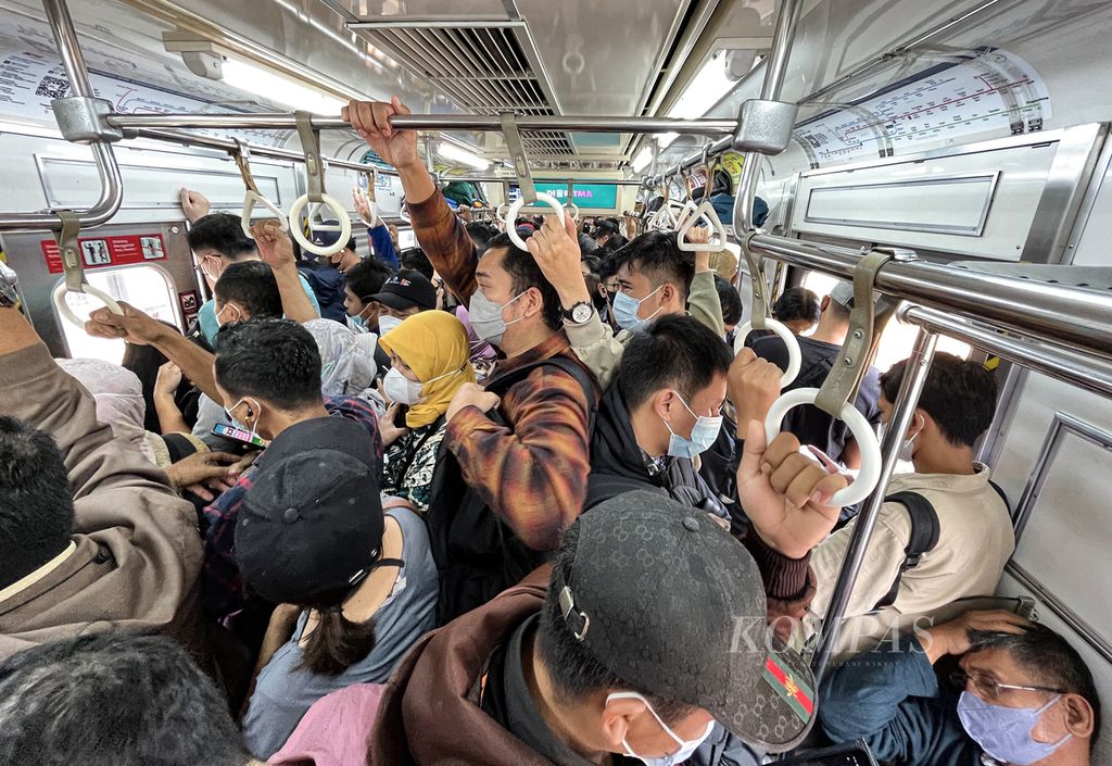 Suasana di dalam kereta komuter yang penuh sesak selepas Stasiun Parung Panjang, Kabupaten Bogor, Jawa Barat, Rabu (16/11/2022) pagi. Sebagian besar penumpang adalah pekerja pelaju. Mereka bekerja di Jakarta dan tinggal di pinggiran Jakarta dengan jarak puluhan kilometer. 