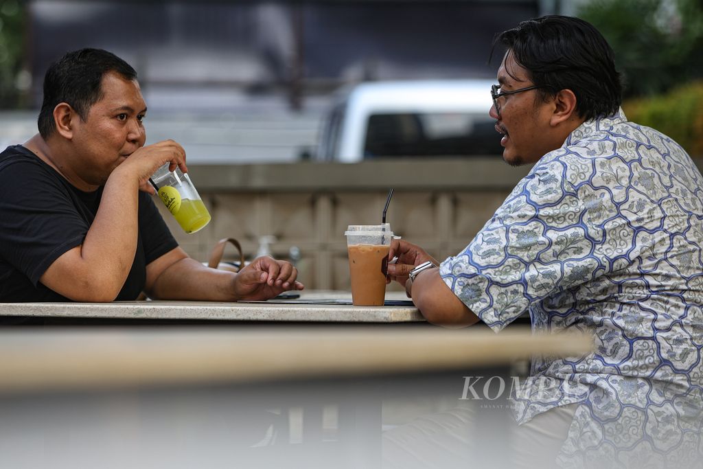 Warga menikmati minuman berpemanis di salah satu kafe di kawasan Setiabudi, Jakarta, Senin (29/7/2024). Kebiasaan mengonsumsi minuman berpemanis telah menjadi bagian gaya hidup modern. Sejauh ini, konsumsi minuman berpemanis berisiko menimbulkan gangguan kesehatan. 