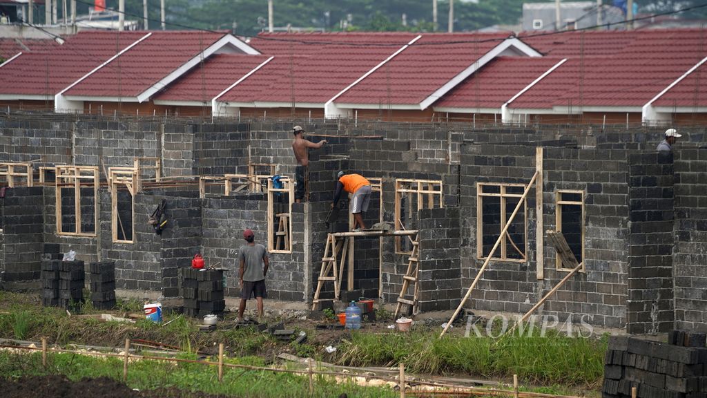 Pekerja merampungkan rumah tapak di Tambun Selatan, Kabupaten Bekasi, Jawa Barat, Minggu (12/3/2023). Pemerintah terus mendorong penyediaan rumah layak huni bagi masyarakat berpenghasilan rendah.