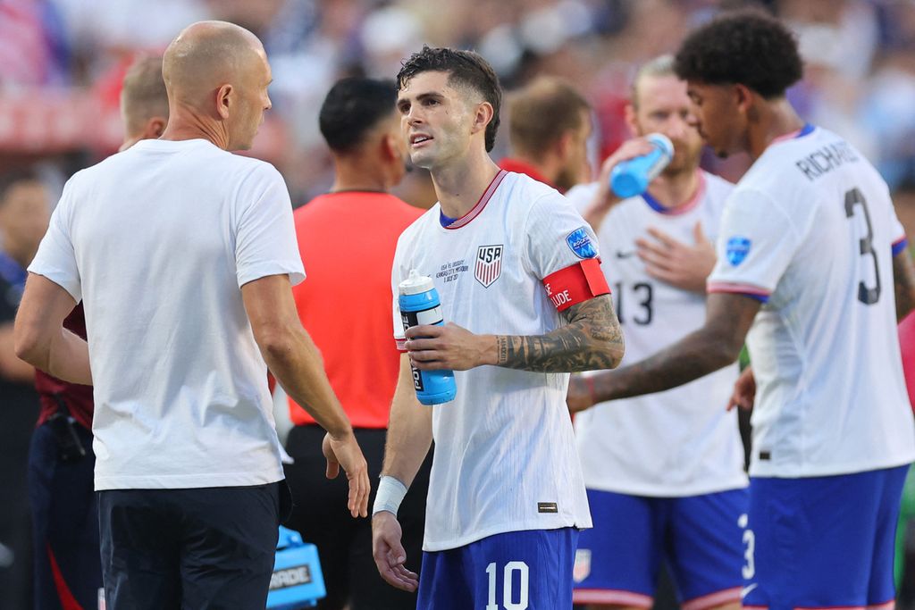 Christian Pulisic berbicara dengan Gregg Berhalter, Pelatih Amerika Serikat, pada laga Grup C Copa America 2024 antara AS dan Uruguay di Stadion Arrowhead, Kansas, AS, Selasa (2/7/2024) dini hari WIB. 